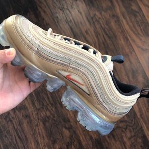 They are air vapor max in a size 5.5